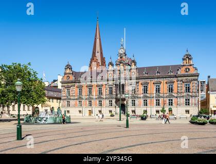 Fassade des Rathauses von Malmö, Schweden, auf dem Stortorget-Platz im historischen Zentrum, mit dem Torgbrunnen-Brunnen. Stockfoto