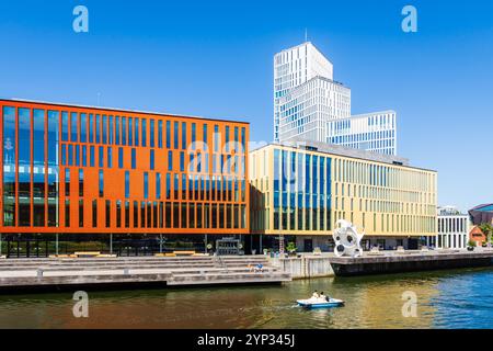 Rückansicht von Malmö Live, einem 2015 in Malmö, Schweden eröffneten Veranstaltungszentrum, mit einem Konzertsaal und dem Clarion Hotel & Congress Tower dahinter. Stockfoto