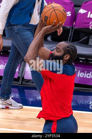 WASHINGTON, DC – 27. NOVEMBER: James Harden (1) wurde VON LA Clippers während eines NBA-Spiels zwischen den Washington Wizards und den Los Angeles Clippers am 27. November 2024 in der Capital One Arena in Washington DC bewacht. Stockfoto