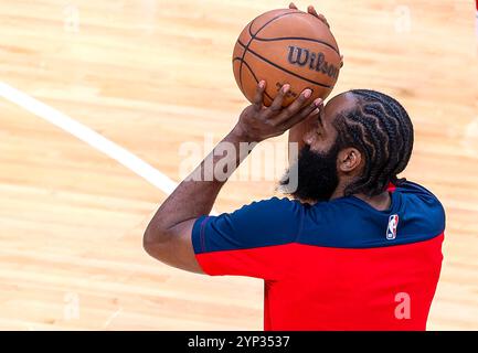 WASHINGTON, DC – 27. NOVEMBER: James Harden (1) wurde VON LA Clippers während eines NBA-Spiels zwischen den Washington Wizards und den Los Angeles Clippers am 27. November 2024 in der Capital One Arena in Washington DC bewacht. Stockfoto