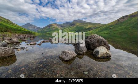 Relections on a still Wastwater im Sommer, mit Blick auf Great How, Great Gable und Scafell Pike. Cumbria, Großbritannien Stockfoto