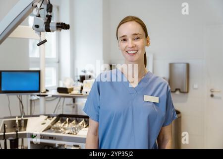 Porträt einer lächelnden Ärztin in medizinischen Peelings im Krankenhaus Stockfoto
