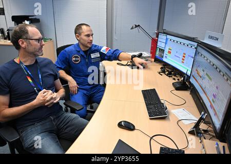 Kolin Nad Rynem, Deutschland. November 2024. Ales Svoboda, Mitglied des Reserveastronautenteams, bereitet sich am 28. November 2024 im Ausbildungszentrum der Europäischen Weltraumorganisation (ESA) in Köln vor. Nach Wladimir Remek konnte Svoboda der zweite Tschechische sein, der ins All einmarschierte. Auf der linken Seite befindet sich Alexander Karl, der Mitarbeiter des Kontrollzentrums. Quelle: Vaclav Salek/CTK Photo/Alamy Live News Stockfoto