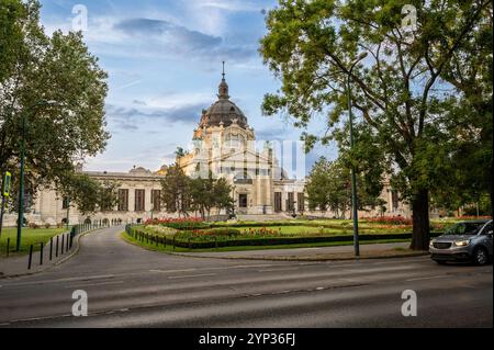 Budapest, Ungarn. August 2022. Erschossen am Eingang zu den Széchenyi Bädern, dem größten. Die Gärten mit Blumen umrahmen die wunderschöne Architektur Stockfoto