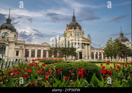 Budapest, Ungarn. August 2022. Erschossen am Eingang zu den Széchenyi Bädern, dem größten. Die Gärten mit Blumen umrahmen die wunderschöne Architektur Stockfoto