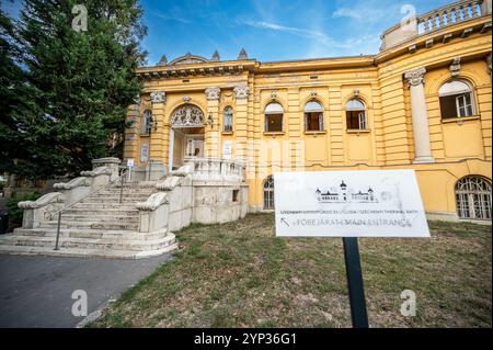 Budapest, Ungarn. August 2022. Gedreht am Haupteingang der Széchenyi-Bäder, dem größten in der Stadt. Ein Hinweisschild weist darauf hin. Trave Stockfoto