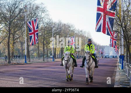 London, Großbritannien. 28. November 2024 berittene Polizisten reiten in der Sonne auf der Mall, die mit Union an einem kalten Tag in London dekoriert war, da die Temperaturen in Teilen von England Credit unter den Gefrierpunkt fallen dürften. Amer Ghazzal/Alamy Live News Stockfoto