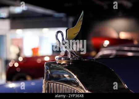 Riga, Lettland - 15-04-2017 - Kapuzenschmuck von Packard Super Eight im Rigaer Motormuseum Stockfoto