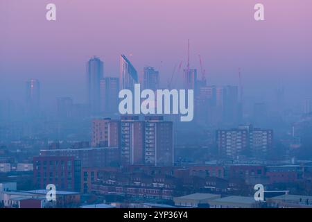 London, Großbritannien. November 2024. Wetter in Großbritannien: Kalte nebelige Farben des Sonnenaufgangs am frühen Morgen, während die Temperaturen in der Stadt fast auf den Gefrierpunkt fallen. Guy Corbishley/Alamy Live News Stockfoto