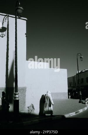 Licht und Schatten in den Straßen der Altstadt von Marrakesch in Marokko im Sahara-Maghreb in Nordafrika Stockfoto