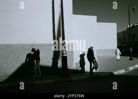 Licht und Schatten in den Straßen der Altstadt von Marrakesch in Marokko im Sahara-Maghreb in Nordafrika Stockfoto