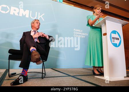 London, Großbritannien. November 2024. Reform UK veranstaltet in einem Hotel im Zentrum Londons eine Pressekonferenz zum Thema Parteiwachstum, Professionalisierung und Ankündigung, dass der ehemalige Parlamentsabgeordnete der Konservativen Partei Andrea Jenkyns sich der Reform UK angeschlossen hat, um Bürgermeister von Greater Lincolnshire zu werden. Nigel Farage, Abgeordneter Clacton, Zia Yusuf, Vorsitzende von Reform UK, und Richard Tice, Abgeordneter Boston und Skegness nehmen Teil. Quelle: Imageplotter/EMPICS/Alamy Live News Stockfoto