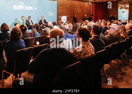 London, Großbritannien. November 2024. Reform UK veranstaltet in einem Hotel im Zentrum Londons eine Pressekonferenz zum Thema Parteiwachstum, Professionalisierung und Ankündigung, dass der ehemalige Parlamentsabgeordnete der Konservativen Partei Andrea Jenkyns sich der Reform UK angeschlossen hat, um Bürgermeister von Greater Lincolnshire zu werden. Nigel Farage, Abgeordneter Clacton, Zia Yusuf, Vorsitzende von Reform UK, und Richard Tice, Abgeordneter Boston und Skegness nehmen Teil. Quelle: Imageplotter/EMPICS/Alamy Live News Stockfoto