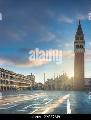 Venedig, Markusplatz oder Markusplatz und Basilica Kathedrale bei Sonnenaufgang. Venetien, Italien, Europa. Stockfoto