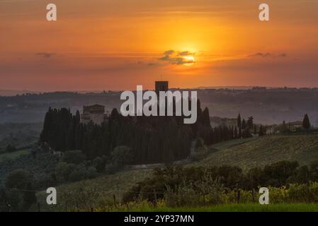 Abtei von Badia a Passignano im Chianti-Gebiet im Herbst bei Sonnenuntergang. Barberino Tavarnelle, Provinz Florenz, Region Toskana, Italien, Europa. Stockfoto