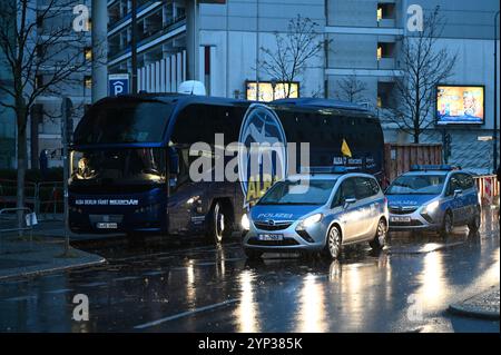 Berlin, Deutschland. November 2024. Basketball: Euroleague, Alba Berlin - Maccabi Tel Aviv, Hauptrunde, Spieltag 12 in Berlin. Polizeiautos parkten vor dem Spiel neben dem Alba Berlin-Mannschaftsbus. Das Basketballspiel Maccabi Tel Aviv in Berlin steht aufgrund der Angst vor anti-israelischen und antisemitischen Protesten unter besonderem Polizeischutz. Quelle: Philip Dulian/dpa/Alamy Live News Stockfoto