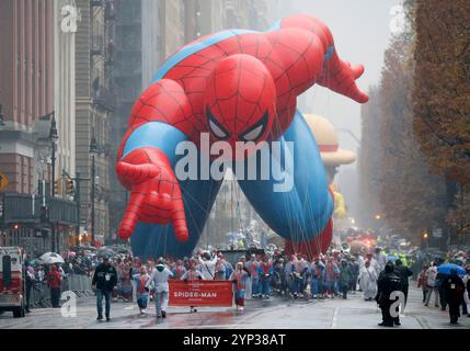 New York, Usa. November 2024. Der Spider-man-Ballon fliegt im Regen während der 98. Macy's Thanksgiving Day Parade in New York City am Donnerstag, den 28. November 2024. Foto: John Angelillo/UPI Credit: UPI/Alamy Live News Stockfoto