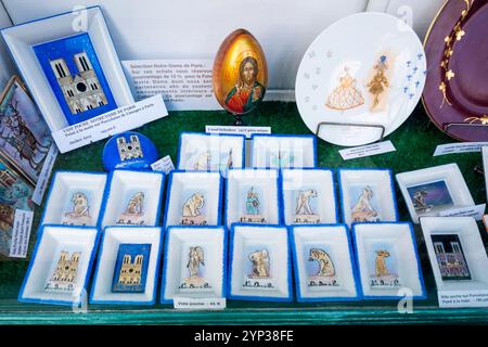 Souvenirs der Kathedrale Notre Dame zum Verkauf im Schaufenster eines Ladens an der Île de la Cité, Paris. Stockfoto