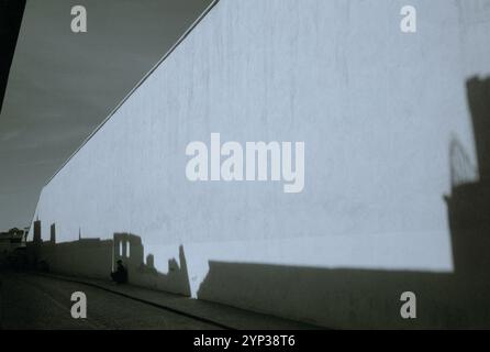 Hell-Dunkel-Schattenformen spielen an der Wand in den Straßen des Souks in der Altstadt von Marrakesch in Marokko im Sahara-Maghreb in Nordafrika Stockfoto