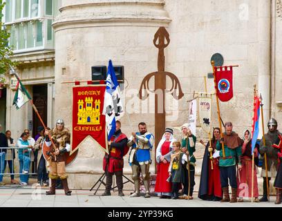 Die Teilnehmer der El Cid Partys Parade in traditionellen mittelalterlichen Kostümen vor dem Stadttor St. Marienbogen Burgos Castile und Leon Spanien Stockfoto