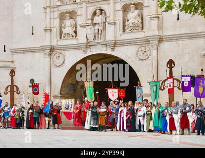 Die Teilnehmer der El Cid Partys Parade in traditionellen mittelalterlichen Kostümen vor dem Stadttor St. Marienbogen Burgos Castile und Leon Spanien Stockfoto