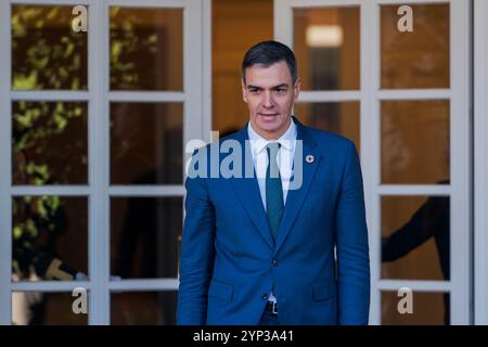 Madrid, Spanien. November 2024. Spaniens Premierminister Pedro Sanchez sah vor dem Empfang des irakischen Premierministers Mohammed Shia al-Sudani im Moncloa-Palast. Quelle: SOPA Images Limited/Alamy Live News Stockfoto