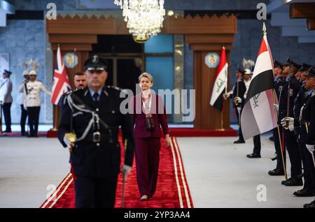 Innenministerin Yvette Cooper mit dem irakischen Innenminister Abdul Amir Al-Shimmari bei ihrer Ankunft im irakischen Innenministerium in Bagdad während eines offiziellen dreitägigen Besuchs im Irak. Bilddatum: Dienstag, 26. November 2024. Stockfoto
