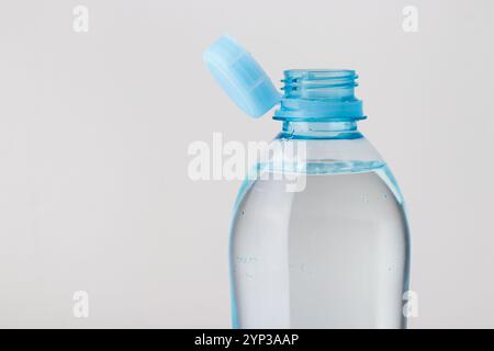 Nahaufnahme der neuen Kappe, die an der Plastikflasche befestigt ist und mit dem Flaschenhals durch eine feste Lasche am Sicherheitsring verbunden ist. Sie sollen ermutigen Stockfoto