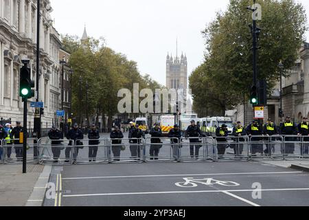 Polizisten schließen die Straße, während Anti-Rassismus-Gegenprotestierende zu ihrer Stop Tommy Robinson Demonstration im Zentrum von London zusammentreten. Stockfoto