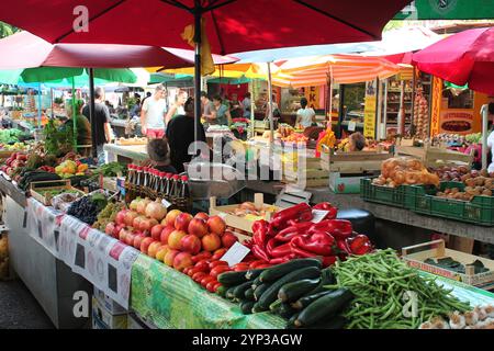 Marktstände mit Obst und Gemüse auf dem Markt in Rovinj, Kroatien Stockfoto