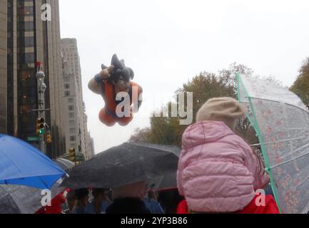 New York, Usa. November 2024. Der Goku Ballon fährt am Donnerstag, den 28. November 2024, während der 98. Macy's Thanksgiving Day Parade in New York City den Central Park West hinunter. Foto: John Angelillo/UPI Credit: UPI/Alamy Live News Stockfoto
