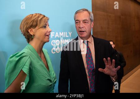 London, England, Großbritannien. November 2024. NIGEL FARAGE und Andrea Jenkyns werden nach einer Pressekonferenz von Reform UK im May Fair Hotel in London am 28. November 2024 sprechen. Auf der Konferenz wurden die Wahlstrategie der Partei, die wichtigsten politischen Initiativen und die Ankündigung von 100.000 Mitgliedern hervorgehoben. (Kreditbild: © Thomas Krych/ZUMA Press Wire) NUR REDAKTIONELLE VERWENDUNG! Nicht für kommerzielle ZWECKE! Stockfoto