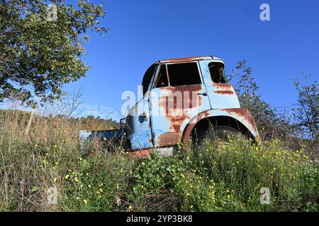 Verlassenes Wrack oder gebrochenes Fahrzeug in der Nähe von Greoux-les-Bains Provence Frankreich Stockfoto