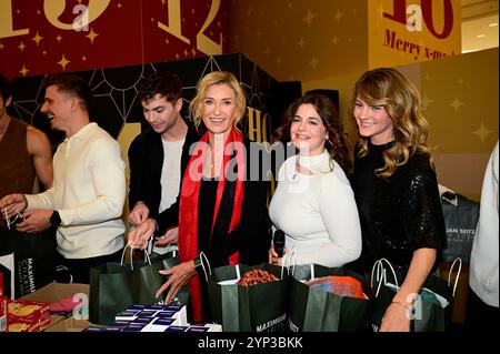 Julian David, Dagmar Wöhrl, Ronja Forcher und Luise Bähr bei der Strassenfeger Charity Aktion 2024 von Maximilian Seitz in der Mall of Berlin. Berlin, 27.11.2024 Berlin *** Julian David, Dagmar Wöhrl, Ronja Forcher und Luise Bähr bei der Strassenfeger Charity Campaign 2024 von Maximilian Seitz in der Berliner Mall Berlin, 27 11 2024 Berlin Copyright: XMatthiasxWehnertx Stockfoto