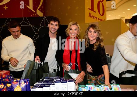 Julian David, Dagmar Wöhrl und Luise Bähr bei der Strassenfeger Charity Aktion 2024 von Maximilian Seitz in der Mall of Berlin. Berlin, 27.11.2024 Berlin *** Julian David, Dagmar Wöhrl und Luise Bähr bei der Strassenfeger Charity Campaign 2024 von Maximilian Seitz in der Berliner Mall, 27 11 2024 Berlin Copyright: XMatthiasxWehnertx Stockfoto