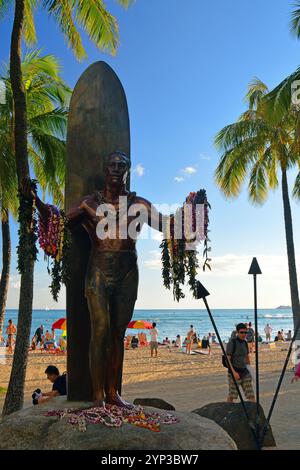 Eine Statue des berühmten hawaiianischen Surfers Duke Kahanamoku ist mit Leis am Waikiki Beach in Haqaii geschmückt Stockfoto