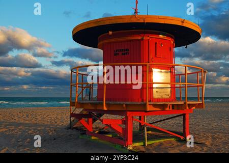 Der abgerundete Art déco South Beach 10th Street Life Guard Tower steht auf dem Sand von Miami Beach Stockfoto