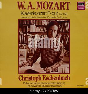 Plattencover aus Vintage-Vinyl. Wolfgang Amadeus Mozart, Klavierkonzert F-Dur, KV 459, Konzert Rondo für Klavier und Orchester D-Dur, KV 382, ​​Christoph Eschenbach, Hamburger Philharmoniker Staatsorchester, Wilhelm Brückner Rüggenberg Stockfoto