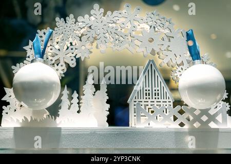 Weihnachtsdekoration in Form von Hütte, Zaun, Bällen und Weihnachtsbäumen Stockfoto