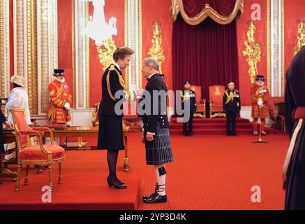 Mr. John Beveridge aus Helensburgh wurde von der Prinzessin Royal im Buckingham Palace zum Mitglied des Ordens des britischen Empire ernannt. Die Auszeichnung würdigt Verdienste um die Erhaltung von Raddampfern und wohltätige Zwecke. Bilddatum: Donnerstag, 28. November 2024. Stockfoto