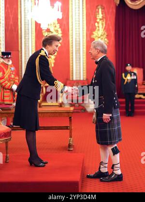 Mr. John Beveridge aus Helensburgh wurde von der Prinzessin Royal im Buckingham Palace zum Mitglied des Ordens des britischen Empire ernannt. Die Auszeichnung würdigt Verdienste um die Erhaltung von Raddampfern und wohltätige Zwecke. Bilddatum: Donnerstag, 28. November 2024. Stockfoto