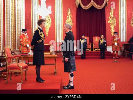 Mr. John Beveridge aus Helensburgh wurde von der Prinzessin Royal im Buckingham Palace zum Mitglied des Ordens des britischen Empire ernannt. Die Auszeichnung würdigt Verdienste um die Erhaltung von Raddampfern und wohltätige Zwecke. Bilddatum: Donnerstag, 28. November 2024. Stockfoto