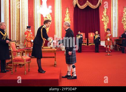 Mr. John Beveridge aus Helensburgh wurde von der Prinzessin Royal im Buckingham Palace zum Mitglied des Ordens des britischen Empire ernannt. Die Auszeichnung würdigt Verdienste um die Erhaltung von Raddampfern und wohltätige Zwecke. Bilddatum: Donnerstag, 28. November 2024. Stockfoto