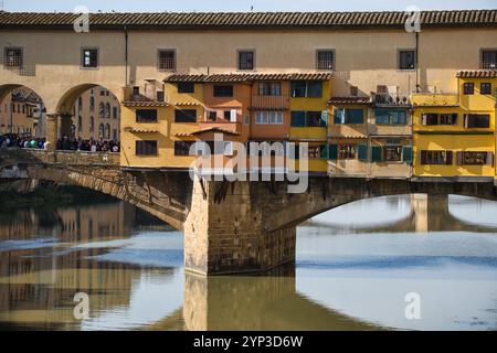 Blick auf die Gebäude auf der Ponte Vecchio in Florenz Stockfoto