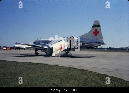 Ein medizinisches Evakuierungsflugzeug der Convair C-131 Samaritan von der 11th Aeromedical Transport Squadron auf der Scott Air Force Base, Illinois, im August 1964. Stockfoto