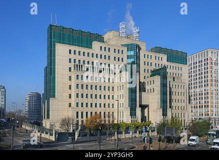 Vauxhall Cross, das Hauptquartier des britischen Sicherheitsdienstes MI6. Entworfen vom Architekten Terry Farrell. In den neuesten James-Bond-Filmen. Stockfoto