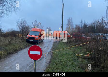Vilnius, Litauen. November 2024. Die litauische Polizei sperrt die Straße, während Ermittler und Rettungsdienste an der Absturzstelle arbeiten. Die Ermittler in Litauen gehen davon aus, dass die Daten des Flugdatenschreibers und des Sprachaufzeichners des abgestürzten Frachtflugzeugs aus Deutschland in naher Zukunft ausgelesen werden können. Quelle: Alexander Welscher/dpa/Alamy Live News Stockfoto