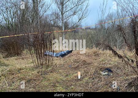 Vilnius, Litauen. November 2024. Vor der abgesicherten Absturzstelle steht eine brennende Kerze. Die Ermittler in Litauen gehen davon aus, dass die Daten des Flugdatenschreibers und des Sprachschreibers des abgestürzten Frachtflugzeugs aus Deutschland in naher Zukunft ausgelesen werden können. Quelle: Alexander Welscher/dpa/Alamy Live News Stockfoto