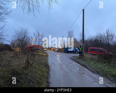 Vilnius, Litauen. November 2024. Die litauische Polizei sperrt die Straße, während Ermittler und Rettungsdienste an der Absturzstelle arbeiten. Die Ermittler in Litauen gehen davon aus, dass die Daten des Flugdatenschreibers und des Sprachaufzeichners des abgestürzten Frachtflugzeugs aus Deutschland in naher Zukunft ausgelesen werden können. Quelle: Alexander Welscher/dpa/Alamy Live News Stockfoto