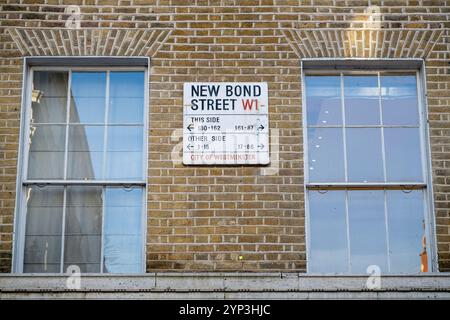 London, Großbritannien. 28. November 2024. Beschilderung zur New Bond Street im West End. Die New Bond Street wurde kürzlich zur drittteuersten Einkaufsstraße der Welt gewählt. Die Via Montenapoleone von Mailand überholt die Upper 5th Avenue in New York und beansprucht damit die Nummer eins. Quelle: Stephen Chung / Alamy Live News Stockfoto